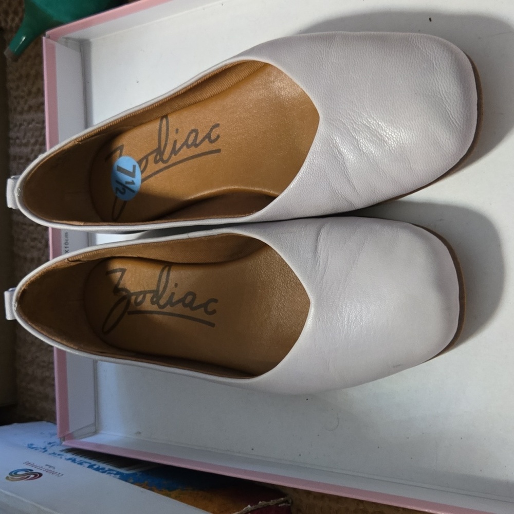 Zodiac almost new gray/ beige flats